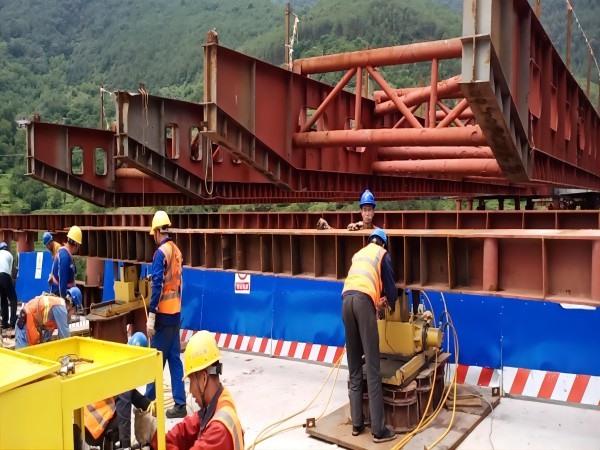 大漾云高速公路第三合同段甸底2號大橋鋼箱梁頂推及落梁工程